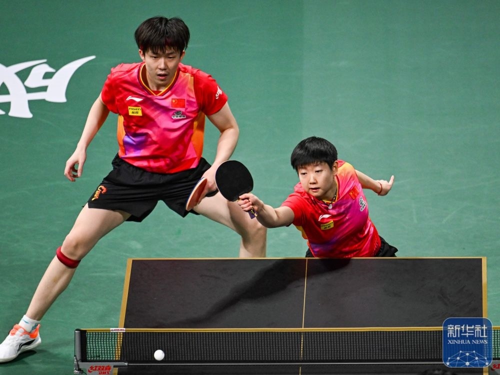 ↑中國(guó)隊(duì)組合王楚欽/孫穎莎（右）在混雙比賽中。新華社記者 王曦 攝