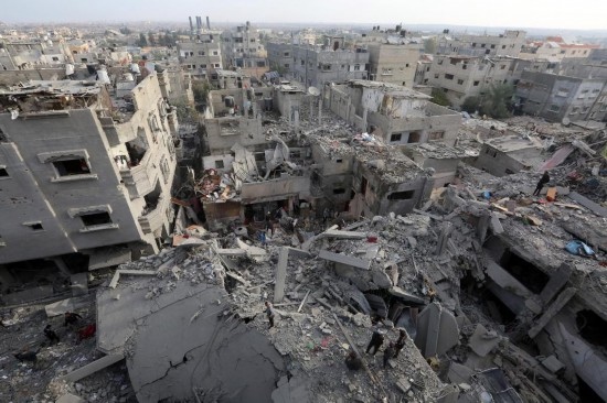 這是12月7日在加沙地帶中部努賽賴特難民營拍攝的遭以軍轟炸后的建筑廢墟。新華社發(fā)（里澤克·阿卜杜勒賈瓦德攝）