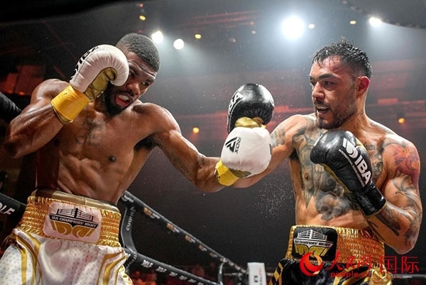 來自剛果民主共和國的帕特里克·穆卡拉（右）獲得了非洲80公斤級冠軍。人民網(wǎng) 塔里克·易卜拉欣攝