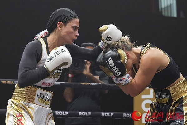 來自伊朗和羅馬尼亞的女選手進行了墊場賽。人民網(wǎng) 塔里克·易卜拉欣攝