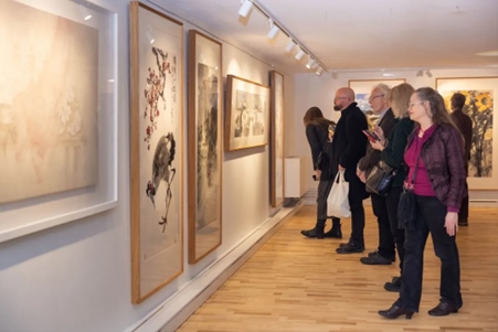 來賓參觀畫展。中國(guó)駐瑞典大使館供圖