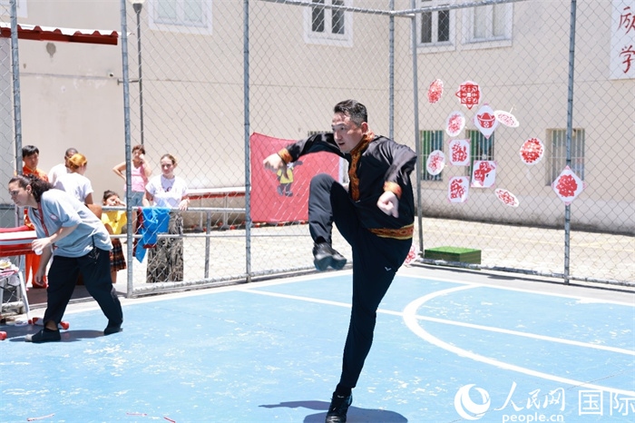 塔吉克舞蹈《夢想》通過靈動的舞姿展現(xiàn)了塔吉克族對美好生活的向往，仿佛帶領(lǐng)觀眾走進(jìn)了帕米爾高原。人民網(wǎng)記者 陳海琪攝