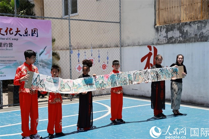 《一書一畫》展現(xiàn)了小營員們的繪畫技巧。人民網(wǎng)記者 陳海琪攝