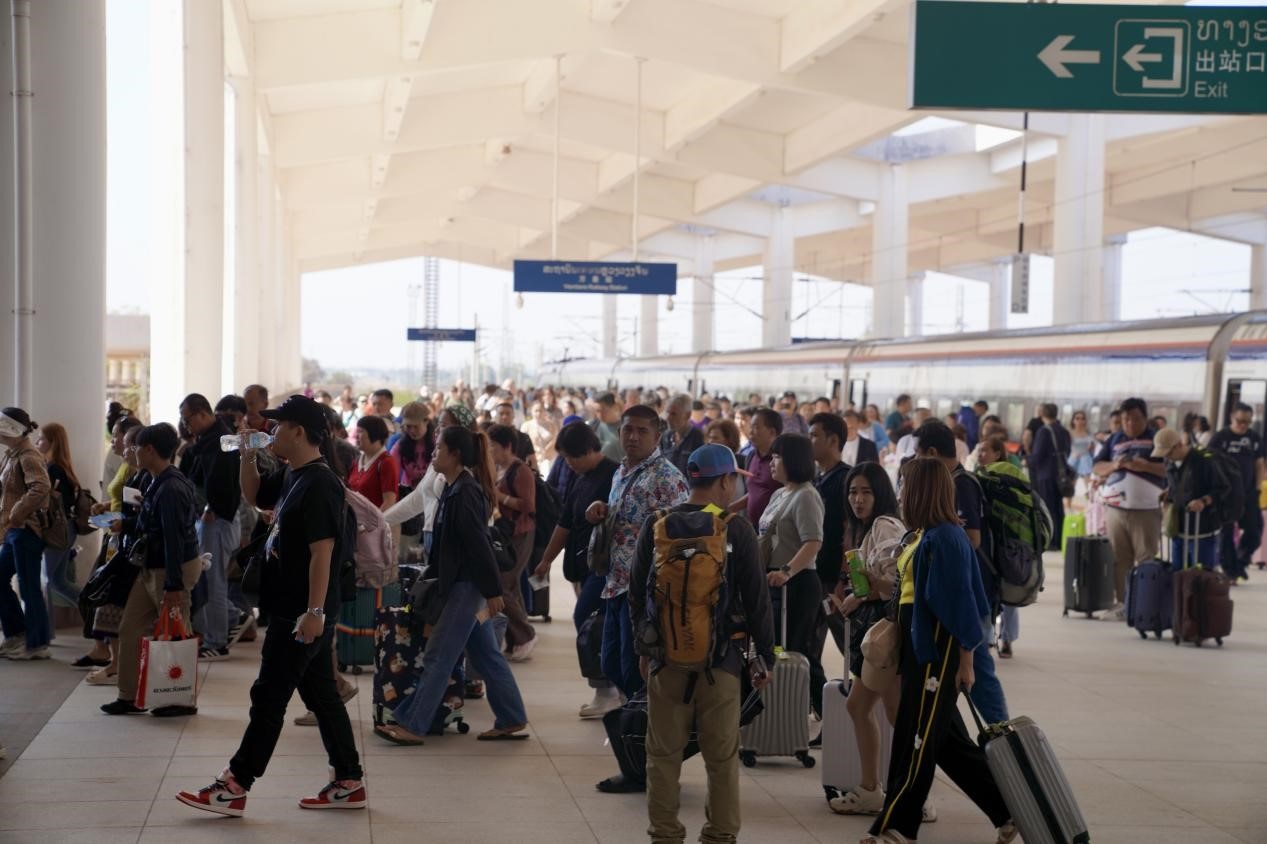 在中老鐵路萬(wàn)象站，客運(yùn)列車(chē)抵達(dá)后旅客出站。老中鐵路有限公司供圖