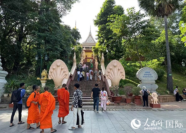 游客在金邊塔山寺游玩。人民網(wǎng)記者 簡(jiǎn)承淵攝