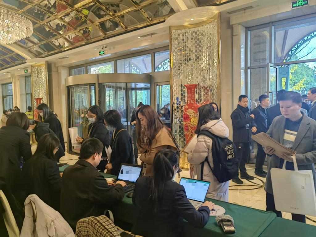 12月12日，第十批國家組織藥品集中帶量采購現(xiàn)場。新華社記者龔雯 攝