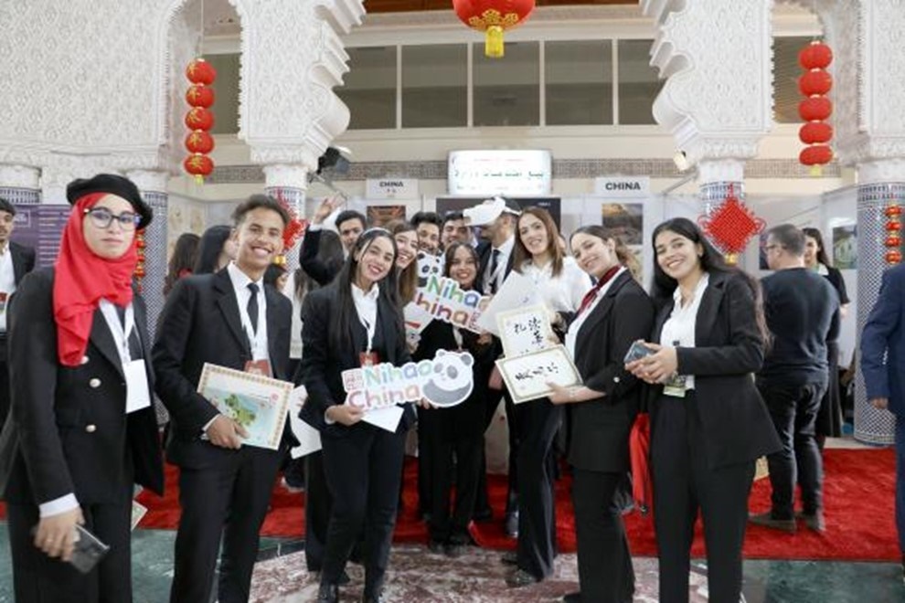 當(dāng)?shù)孛癖娛殖帧澳愫?！中?guó)”手牌合影。拉巴特中國(guó)文化中心供圖