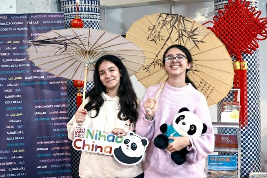 兩名女孩在合影。拉巴特中國(guó)文化中心供圖