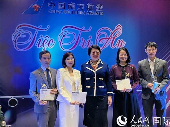 中越航司界代表在交流會(huì)上合影。人民網(wǎng)記者 楊曄攝