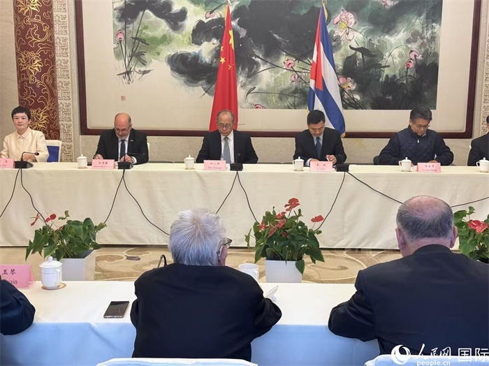 “紀(jì)念首批中國學(xué)生赴古巴留學(xué)暨中古開啟教育合作60周年座談會”在京舉辦。人民網(wǎng)記者 趙健攝