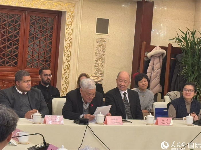 老一輩赴古留學(xué)生代表徐世澄在座談會上發(fā)言。人民網(wǎng)記者 趙健攝