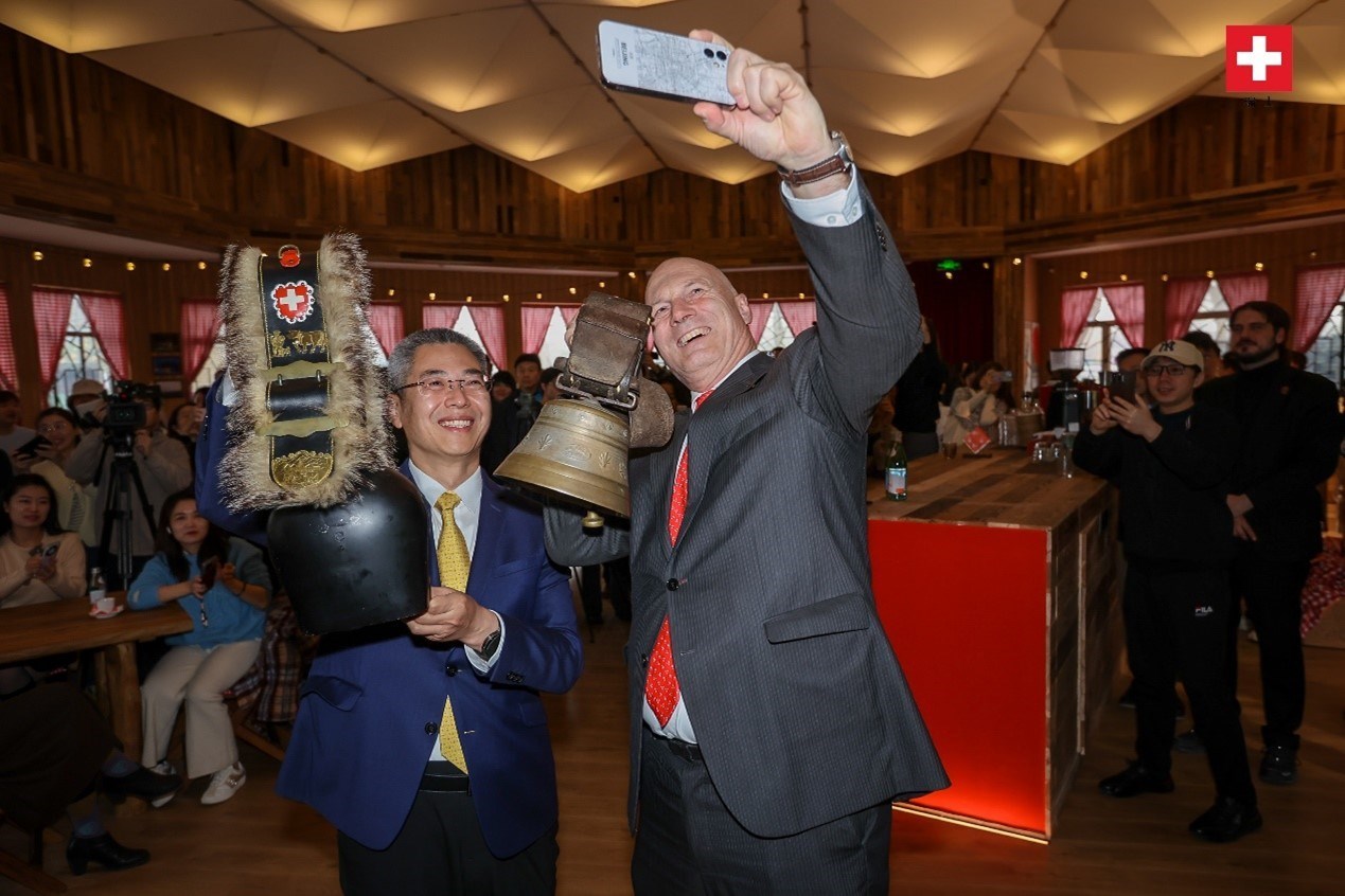 瑞士駐華大使白瑞誼與北京市西城區(qū)委副書記、代區(qū)長郅海杰搖響瑞士牛鈴，共同為小木屋揭幕。瑞士駐華大使館供圖