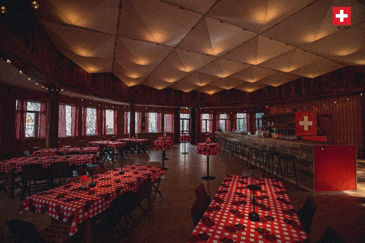 瑞士小木屋內(nèi)飾采用瑞士紅、森林棕與雪山白三種主色調(diào)，營造出自然與現(xiàn)代交融的氛圍。瑞士使館供圖