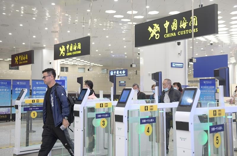 △2024年2月29日，旅客從橫琴口岸過關(guān)。