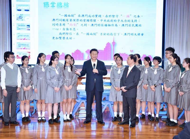 △2019年12月19日，在濠江中學(xué)附屬英才學(xué)校觀摩以“‘一國兩制’與澳門”為題的中國歷史公開課后，習(xí)近平主席走到學(xué)生中間即席發(fā)表重要講話。