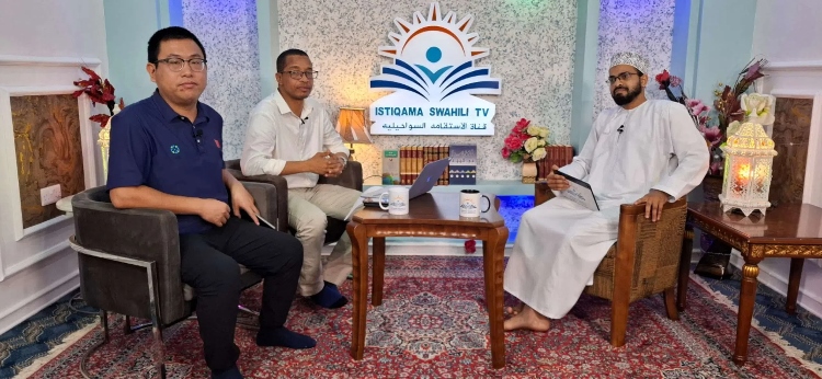 牛曉兵主任參與當(dāng)?shù)仉娨暸_(tái)訪談。中國(guó)援桑醫(yī)療隊(duì)供圖