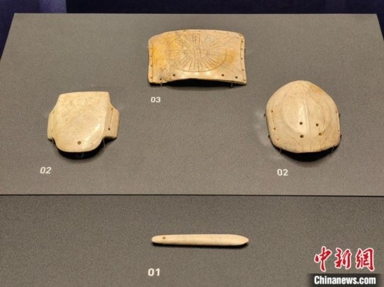 12月14日，“文明先鋒—凌家灘文化玉器展”在故宮博物院文華殿開幕。圖為展覽現(xiàn)場的玉龜、玉版和玉簽。 中新社記者 應(yīng)妮 攝