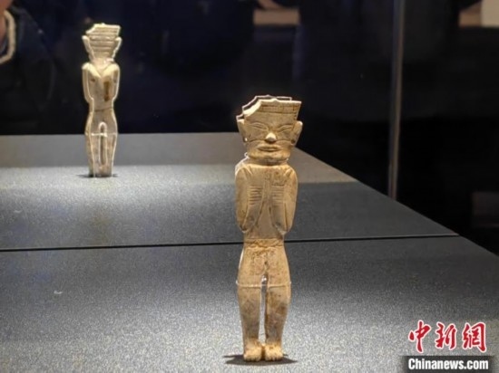 12月14日，“文明先鋒—凌家灘文化玉器展”在故宮博物院文華殿開幕。圖為展覽現(xiàn)場的立姿玉人。 中新社記者 應(yīng)妮 攝