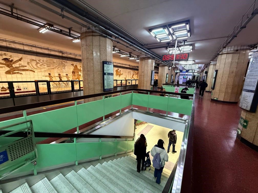 乘客從北京地鐵2號(hào)線東四十條站走“站中站”換乘地鐵3號(hào)線。新華社記者張驍 攝