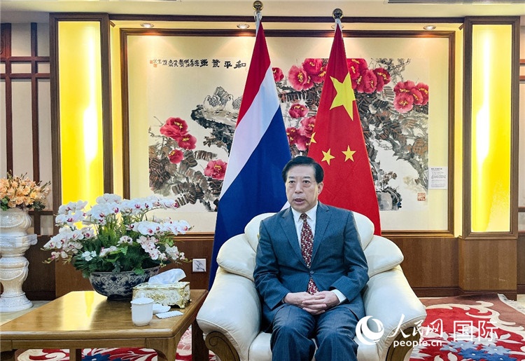 2024年12月10日，中國駐泰國大使韓志強在泰國曼谷接受中國—東盟中心（ACC）組織的“多彩東盟：2024年中國媒體東盟行”媒體團采訪。人民網(wǎng)記者 羨江楠攝