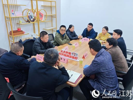 “紅興會客廳”，一場助企紓困協(xié)調(diào)會正在進行。人民網(wǎng) 徐晨曦攝