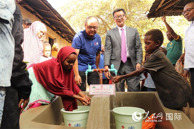 安全供水工程揭牌儀式現(xiàn)場(chǎng)。施亮攝