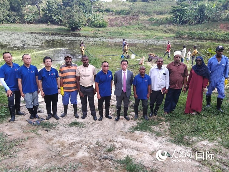 滅螺現(xiàn)場(chǎng)。施亮攝