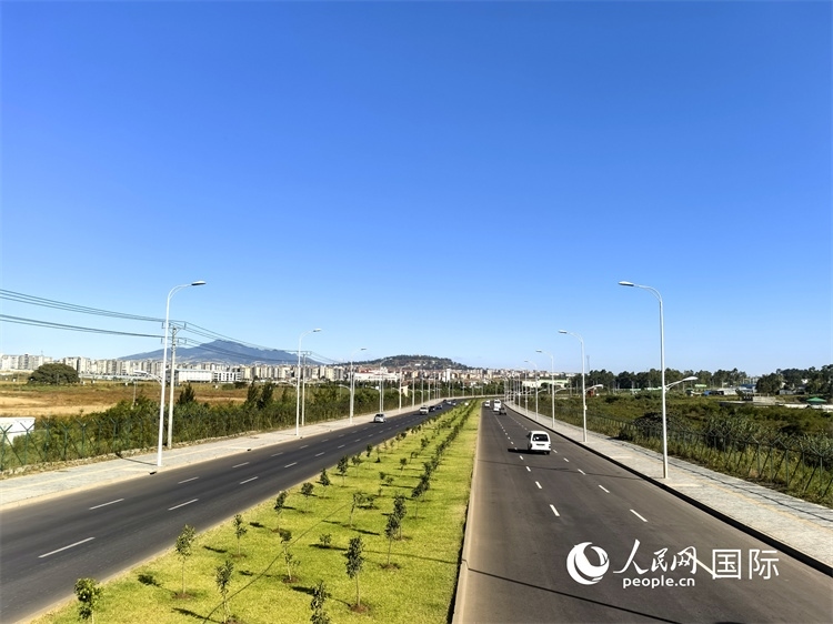新近完工的埃塞俄比亞卡里提環(huán)線—布爾布拉—克林圖公路遠(yuǎn)景。張洪衛(wèi)攝