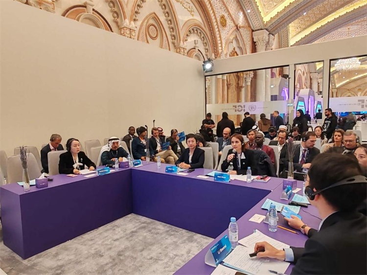 圖為與會代表圍繞主題進行發(fā)言討論。中國傳媒大學供圖。