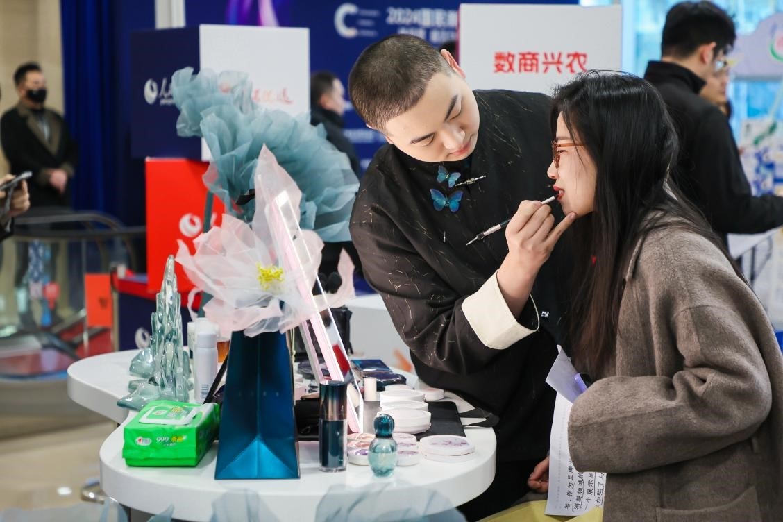 美妝展位化妝師為嘉賓一對一化妝。林文松攝