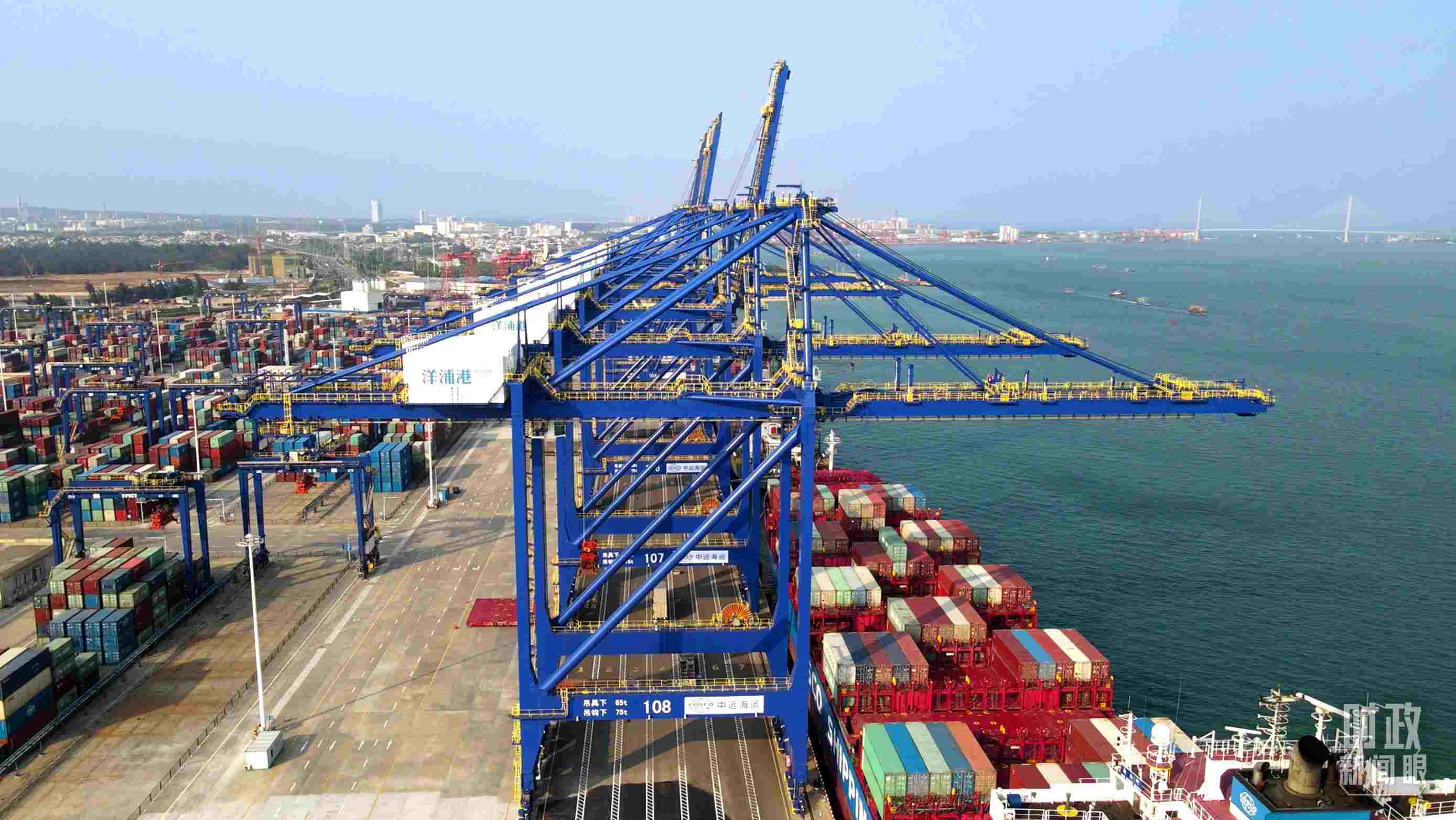 海南洋浦國際集裝箱碼頭小鏟灘港區(qū)。（總臺(tái)央視記者彭漢明拍攝）