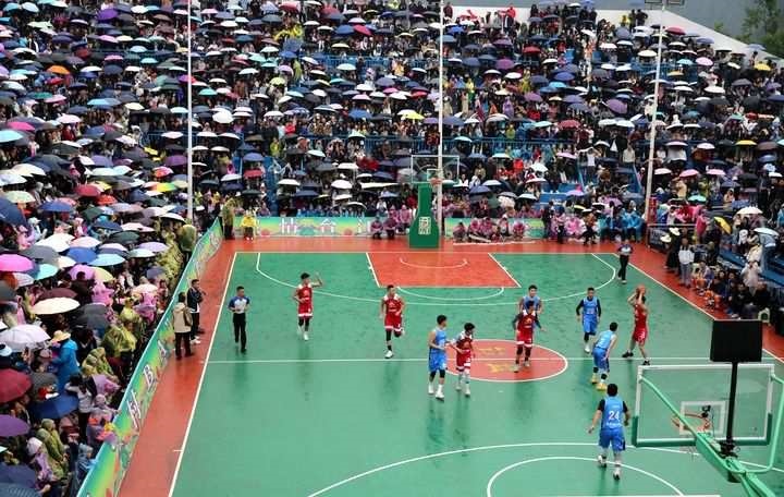 2024年5月1日，人們在貴州省黔東南苗族侗族自治州臺江縣臺盤鄉(xiāng)臺盤村觀看“村BA”球王爭霸賽。 新華社發(fā)（余天英 攝）