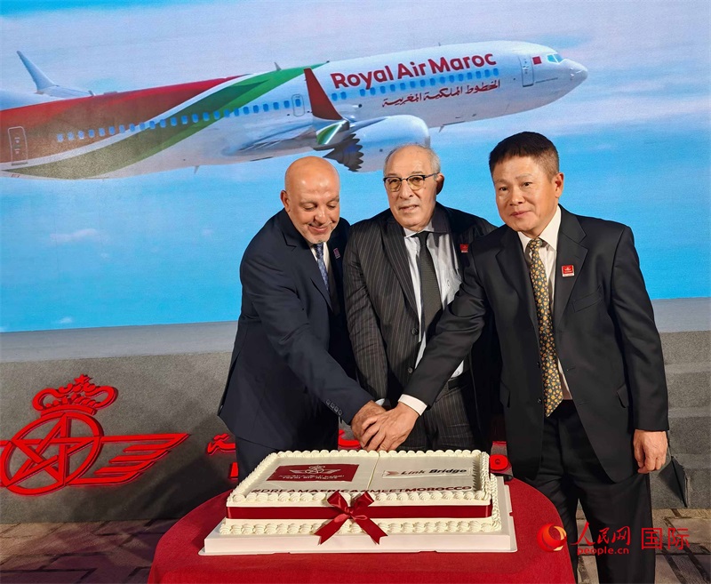 中摩雙方嘉賓共同切蛋糕，慶祝兩國(guó)直飛復(fù)航。人民網(wǎng)記者 李琰攝