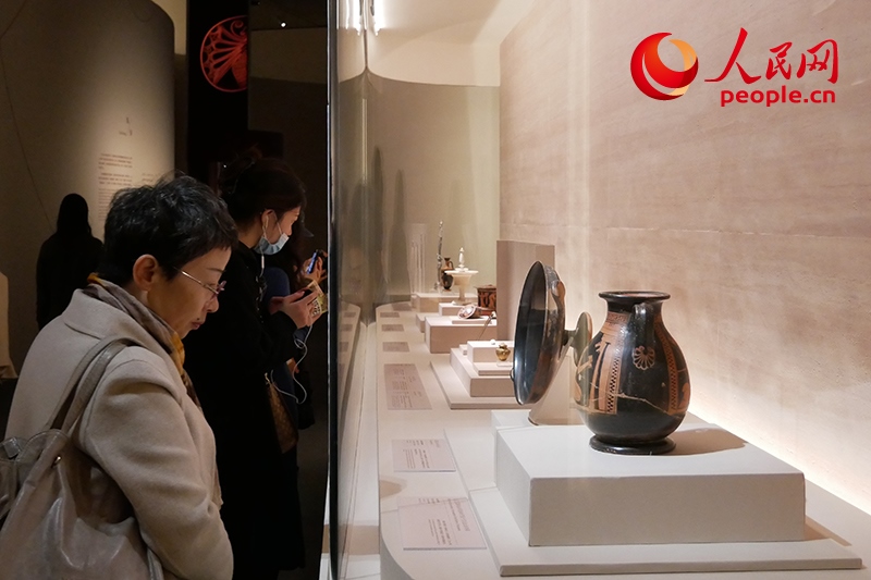 11月13日，觀眾正在國博參觀“美的多元——古希臘的藝術與生活”展。人民網(wǎng)記者 韋衍行攝