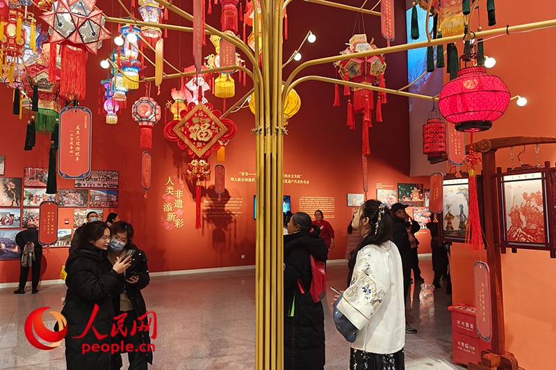12月21日，觀眾正在參觀“過年——春節(jié)主題展”。人民網(wǎng)記者 韋衍行攝