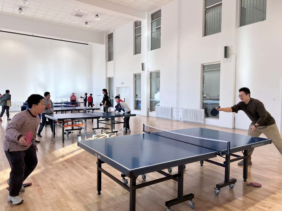 老師和學(xué)生在課間打乒乓球。人民網(wǎng) 白炅攝