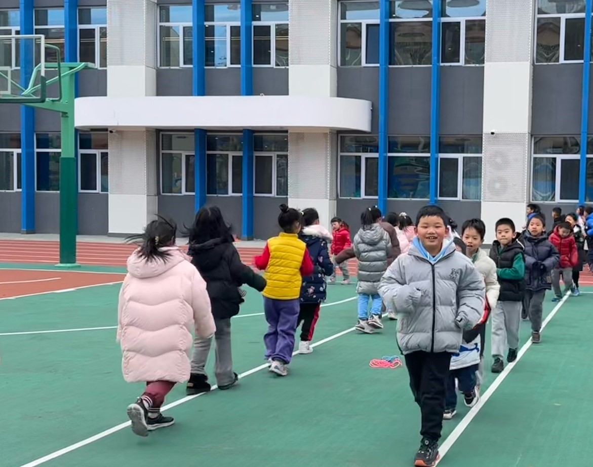 一年級(jí)的同學(xué)課間跑步 。學(xué)校供圖