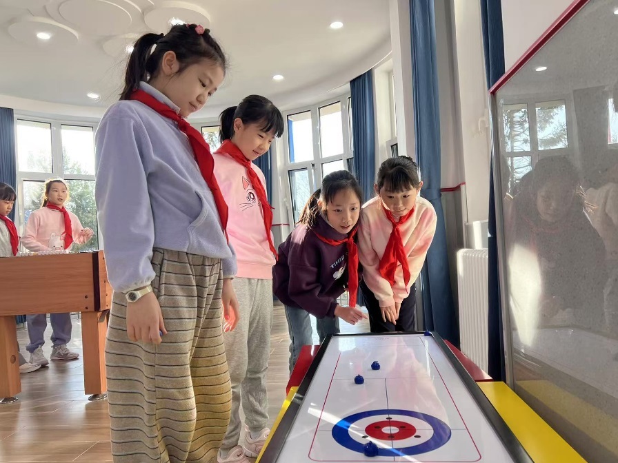 學(xué)生們?cè)谏傧汝?duì)大廳進(jìn)行課間活動(dòng)。人民網(wǎng) 白炅攝