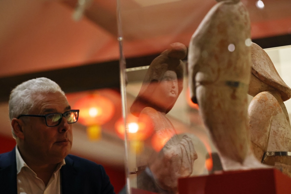 2024年11月18日，在位于法國巴黎的吉美國立亞洲藝術(shù)博物館，一名觀眾參觀“中國·唐——一個多元開放的朝代（7至10世紀(jì)）”展覽。新華社記者 高靜 攝