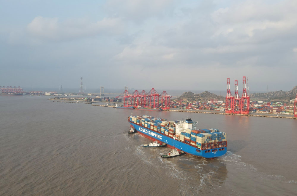 “新上海”輪抵達(dá)洋山港，這是自秘魯錢凱港開港后首個“錢凱—上海”正式航次（2024年12月18日攝，無人機照片）。新華社記者 方喆 攝