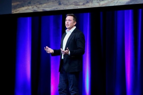  2017年9月29日，在澳大利亞阿德萊德，美國(guó)企業(yè)家埃隆·馬斯克在第68屆國(guó)際宇航大會(huì)閉幕式前做主旨演講。新華社發(fā)（閆寒?dāng)z）