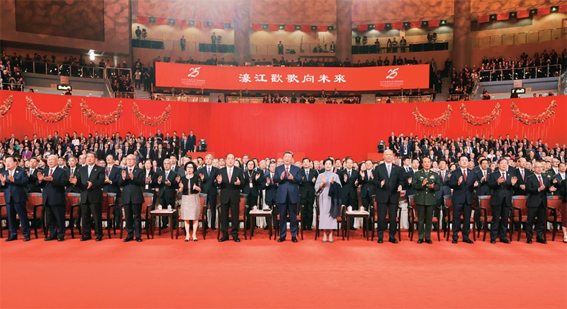 2024年12月19日晚，慶祝澳門回歸祖國25周年文藝晚會在澳門東亞運動會體育館舉行。中共中央總書記、國家主席、中央軍委主席習(xí)近平觀看演出。晚會最后，習(xí)近平同全場觀眾一起高唱《歌唱祖國》。 新華社記者 丁林/攝