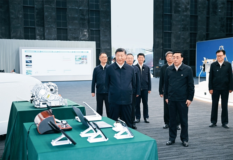 2024年10月17日至18日，中共中央總書記、國家主席、中央軍委主席習(xí)近平在安徽考察。這是17日下午，習(xí)近平在合肥濱湖科學(xué)城察看安徽省重大科技創(chuàng)新成果集中展示。 新華社記者 謝環(huán)馳/攝