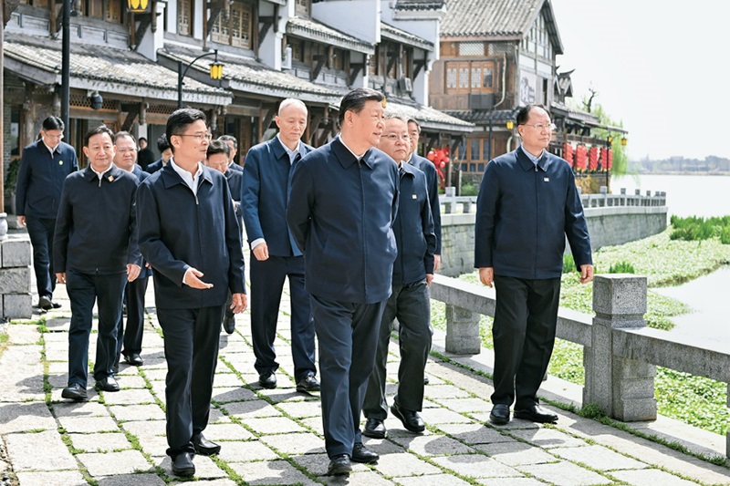 2024年3月18日至21日，中共中央總書記、國家主席、中央軍委主席習(xí)近平在湖南考察。這是19日上午，習(xí)近平在常德河街考察。 新華社記者 謝環(huán)馳/攝