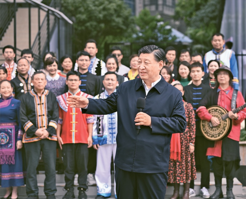 2023年12月14日至15日，中共中央總書記、國家主席、中央軍委主席習(xí)近平在廣西考察。這是14日上午，習(xí)近平在南寧市良慶區(qū)蟠龍社區(qū)考察時，同社區(qū)各族群眾親切交流。 新華社記者 燕雁/攝