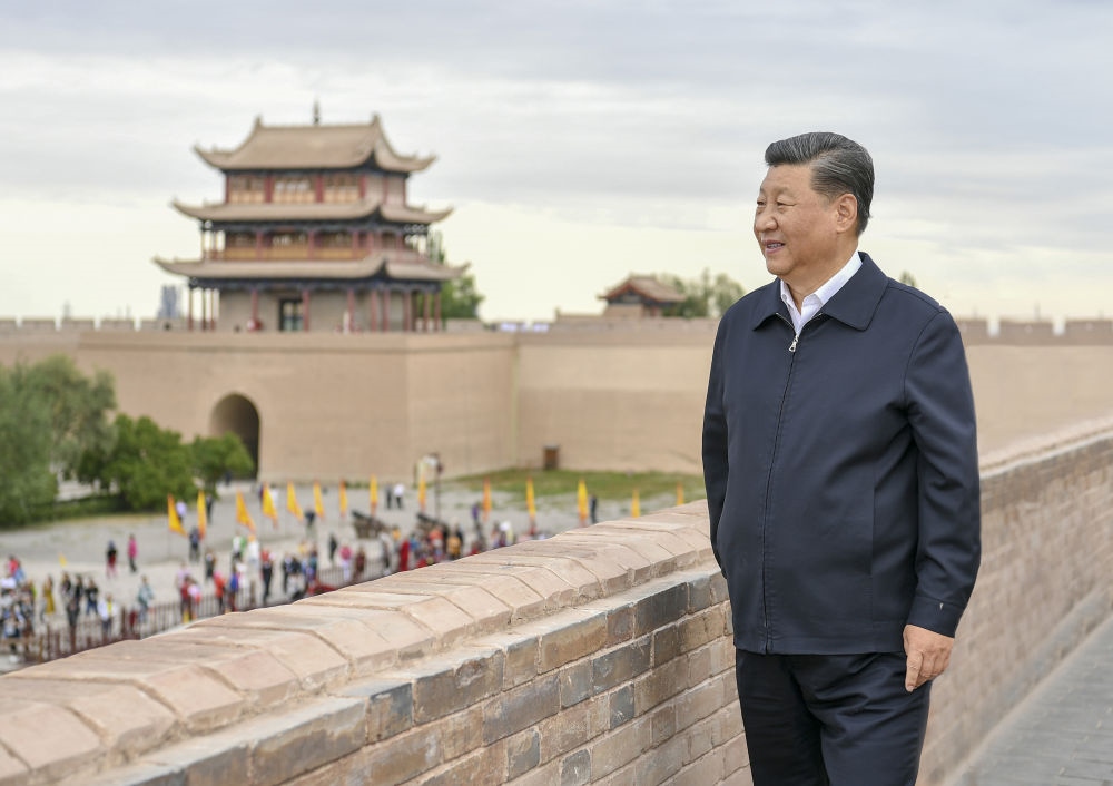 2019年8月20日上午，習(xí)近平總書記來到嘉峪關(guān)關(guān)城，登上城樓察看關(guān)城整體面貌，聽取河西走廊長城、關(guān)隘歷史文化情況介紹。新華社記者 謝環(huán)馳 攝