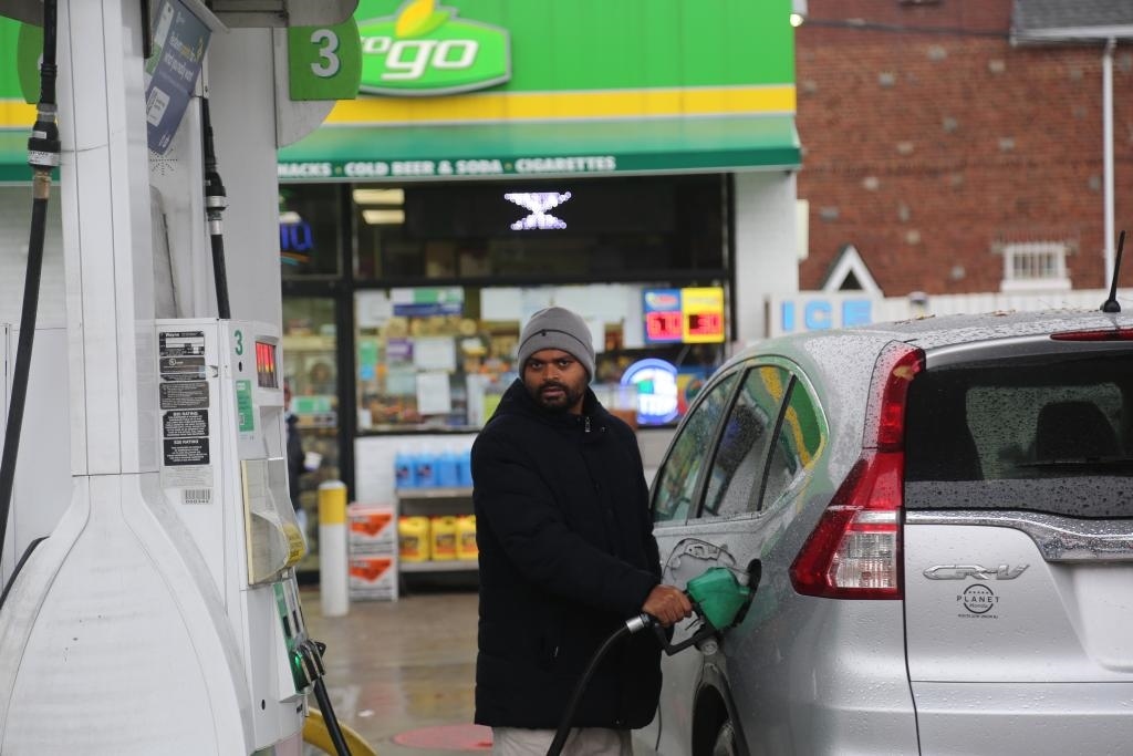 2024年12月11日，一名男子在美國(guó)紐約一處加油站加油。新華社記者劉亞南 攝