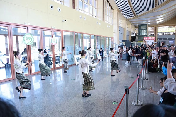 演員在中老鐵路瑯勃拉邦車站表演節(jié)目。蓬屏攝