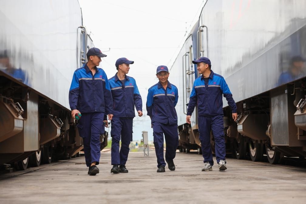 2024年9月9日，來自中國、老撾的師徒4人在中老鐵路萬象運(yùn)營管理中心的機(jī)車檢修庫內(nèi)。新華社發(fā)（楊永全攝）