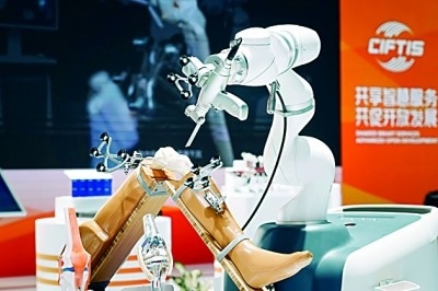 2024年中國國際服務(wù)貿(mào)易交易會上展出的人工智能骨科手術(shù)機器人。新華社發(fā)